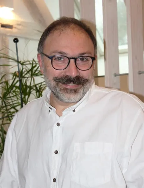 Christian d'Urzo, praticien certifié en Fasciapulsologie®, dans son cabinet du 15ᵉ arrondissement de Paris.